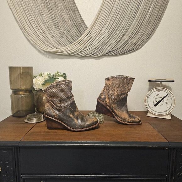 Bed Stu "Dutchess" Perforated Distressed Leather Pull On Wedge Ankle Boots Sz 10 - Picture 4 of 8
